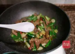 Illustration of how to stir-fry pork liver with garlic sprouts 13