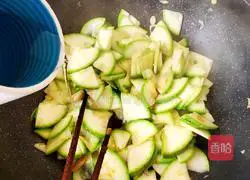 Illustration of how to make fried zucchini and sausage 6