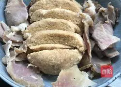 Illustration of how to stew bacon with moldy bean dregs 4