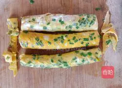Illustration of how to make chive egg rolls 8