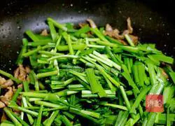 Illustration of how to make shredded pork and stir-fried leeks 6