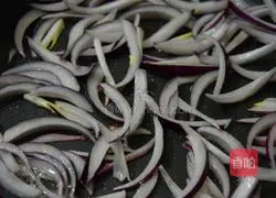 Illustration of how to make fried onions and eggs 5