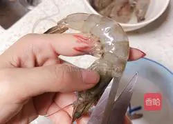 Illustration of how to make mashed potato and cheese baked shrimp 2