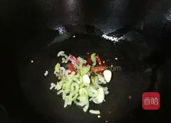 Illustration of how to cook sausage with garlic moss 4