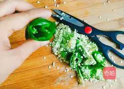 Illustration of how to make tiger skin pepper with lard residue 2