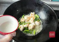 Asparagus fried with shrimps Practice illustration 10