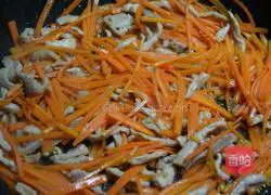 Illustration of how to make shredded pork with carrots 6