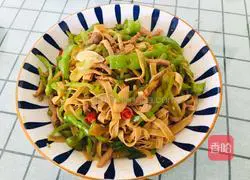 Illustration of how to stir-fry shredded pork with green pepper and bean skin 12