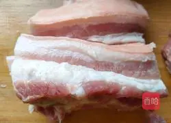 Illustration of how to cook pork with small potatoes 1