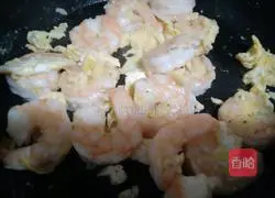 Illustration of how to fry shrimps with crushed black pepper 11