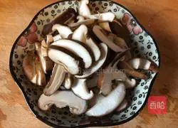 Illustration of how to make shiitake mushroom slices 1