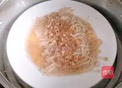 Illustration of how to steam enoki mushrooms with garlic 10