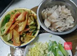 Illustration of how to stir-fry twice-cooked pork at home 2