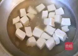 Illustration of how to make braised crucian carp and tofu with soy sauce 1