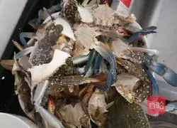 Illustration of how to make curry crab 2