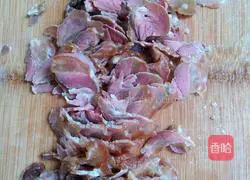 Illustration of how to make steamed bacon with dried beans 3