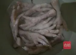 Illustration of how to make spicy and sour boneless chicken feet 1