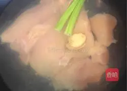 Illustration of how to make spicy shredded chicken 1