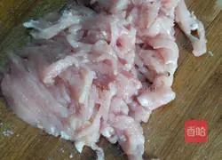 Illustration of how to make fried shredded pork with garlic moss 1