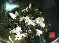 Illustration of how to make fried meat with yam and fungus 11