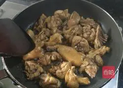 Illustration of how to cook chicken legs and potatoes 3