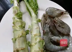 Illustration of how to make fried lettuce and shrimps 1