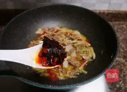 Illustration of how to make ginger-fried duck shreds 10