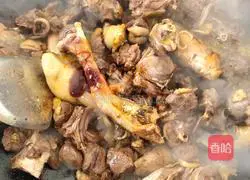 Illustration of how to stew goose in iron pot 7