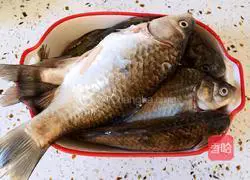 Illustration of how to make braised crucian carp and tofu with soy sauce 2