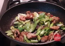 Illustration of how to make fried fat intestines with green garlic 7