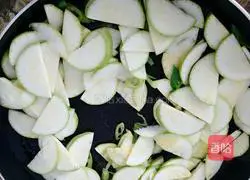 Illustration of how to make scrambled eggs with zucchini 9