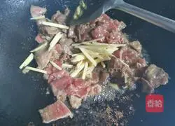 Illustration of how to make fried beef with asparagus 5