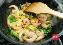 Illustration of how to make shrimps, eggs and fried peas 13