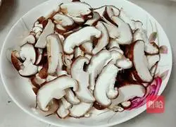 Illustration of how to make mushroom meat slices 2