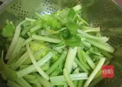 Illustration of how to make shredded celery and pork 2