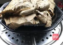 Illustration of how to steam cured fish with lotus leaves 10
