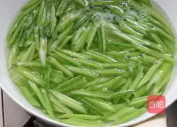 Illustration of how to make cashew and celery 3