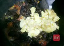 Illustration of how to make tomatoes, scrambled eggs and black fungus 14