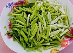 Illustration of how to make fried eggs with garlic sprouts 1