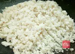 Illustration of how to make steamed water chestnut meatballs 5