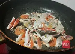 Illustration of how to make crab scrambled eggs 2