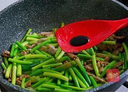 Meat Illustration of how to make shredded fried garlic sprouts 14