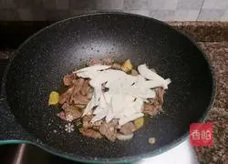 Illustration of how to make stir-fried beef with lettuce and yam 11