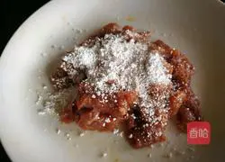 Illustration of how to make cumin meat slices and shredded radish 4