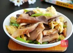 Illustration of how to make scrambled eggs with fresh mushrooms 11