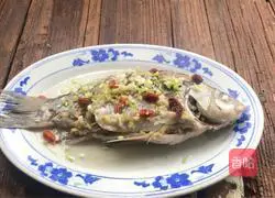 Illustration of how to steam crucian carp with wolfberry 7