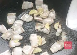 Illustration of how to make stir-fried pork with dried fragrant 4