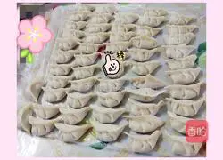 Illustration of how to make scallion and pork dumplings 12