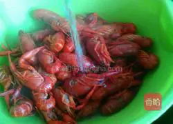 Illustration of how to make steamed crayfish 7