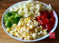 Illustration of how to cook diced chicken with colored peppers 2